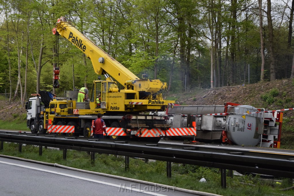 VU Gefahrgut LKW umgestuerzt A 4 Rich Koeln Hoehe AS Gummersbach P240.JPG - Miklos Laubert